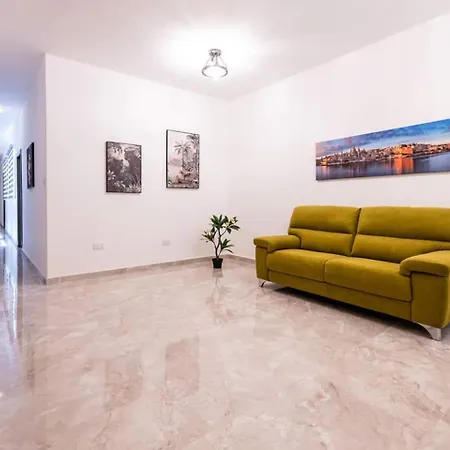Luxury 3-bed Seafront Apt-mellieha Bay-jacuzzi