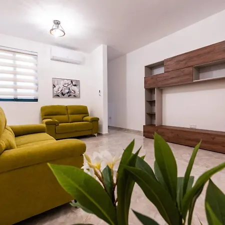 Luxury 3-bed Seafront Apt-mellieha Bay-jacuzzi *