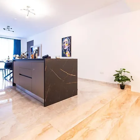 Luxury 3-bed Seafront Apt-mellieha Bay-jacuzzi Apartment