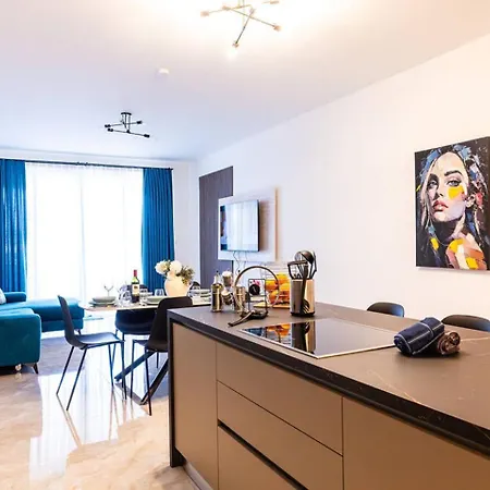 Luxury 3-bed Seafront Apt-mellieha Bay-jacuzzi