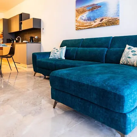 Luxury 3-bed Seafront Apt-mellieha Bay-jacuzzi