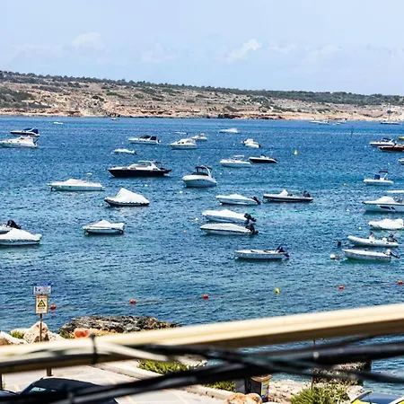 Apartment Luxury 3-bed Seafront Apt-mellieha Bay-jacuzzi Is-Sellum